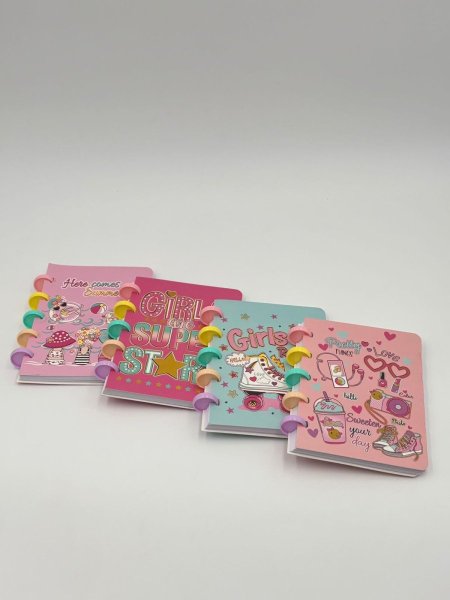 دفاتر بغلاف ملون